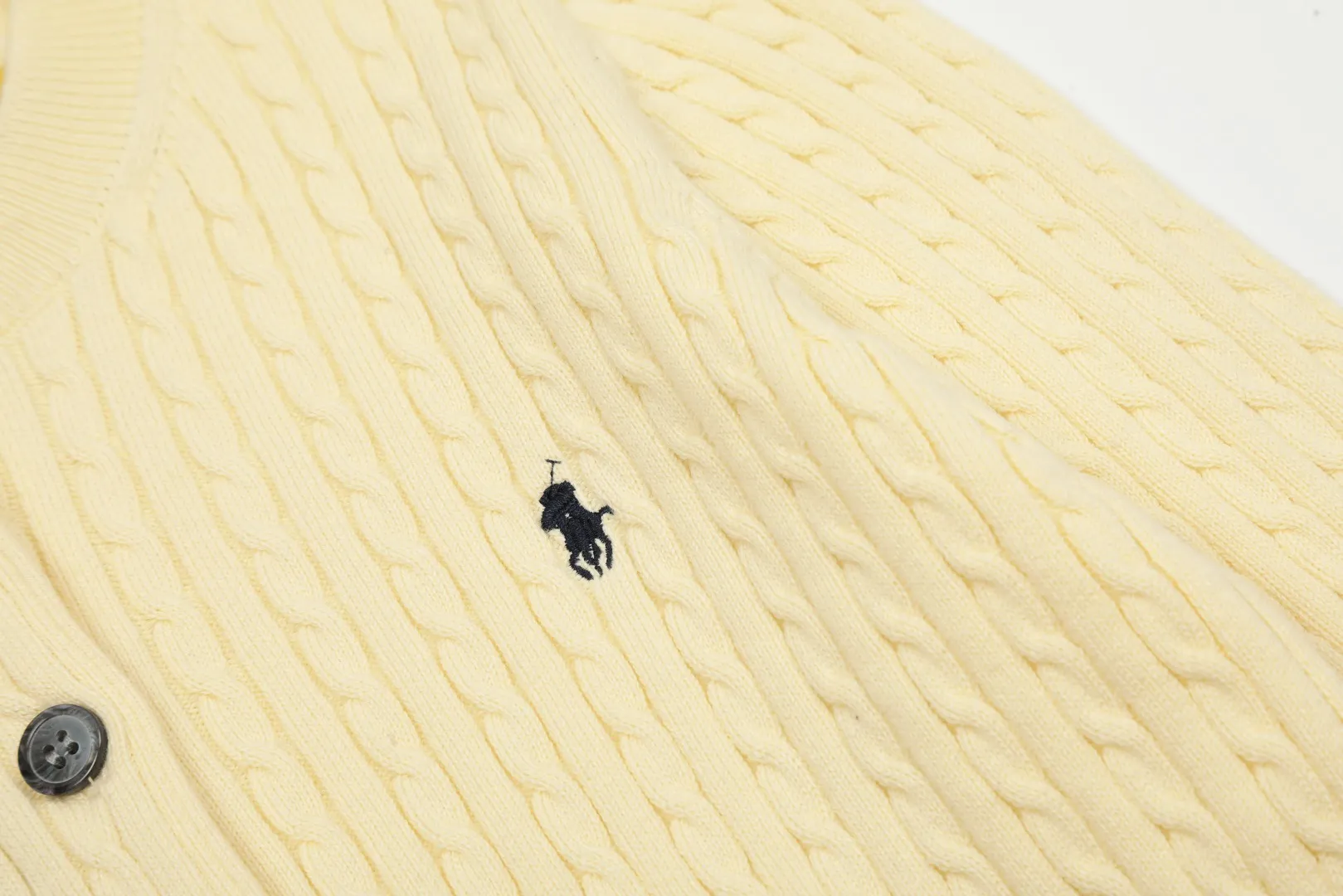 P210 Top quality" Style number: DS005# (not off the shelves all year round) [Ralph Lauren round neck solid color pony embroidery logo knitted cardigan long sleeves] ✅Ralph Lauren Ralph Lauren classic basic versatile twist knitted cardigan long sleeves ✅Main supplier platform live broadcast Wholesale entity Replenish when out of stock Not off the shelf ✅ZP quality 1:1 version Scan the code to enter the GF website Counter quality ✅Detailed quality is the only one in Guangzhou Imported quality cotton yarn, focusing on high-end, cost-effective, good quality, needless to say ✅Zhao Lusi's same style is really amazing, so sweet, so beautiful. This cardigan is really good-looking ✅The upper body is simple and easy to match. A must-have for goddess ootd. Good-looking clothes are never picky. A must-have in the goddess' wardrobe. Size: S-XL Color: Black, almond, gray, navy blue, pink, white, light blue, taro purple, rose red, white label, big red and blue label